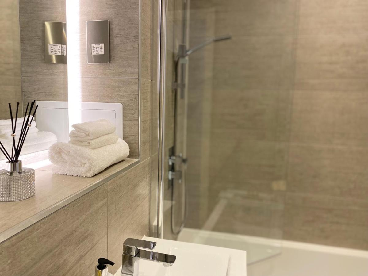 Newpointe Stunning 1-Bedroom Serviced Apartment ミルトン・ケインズ エクステリア 写真