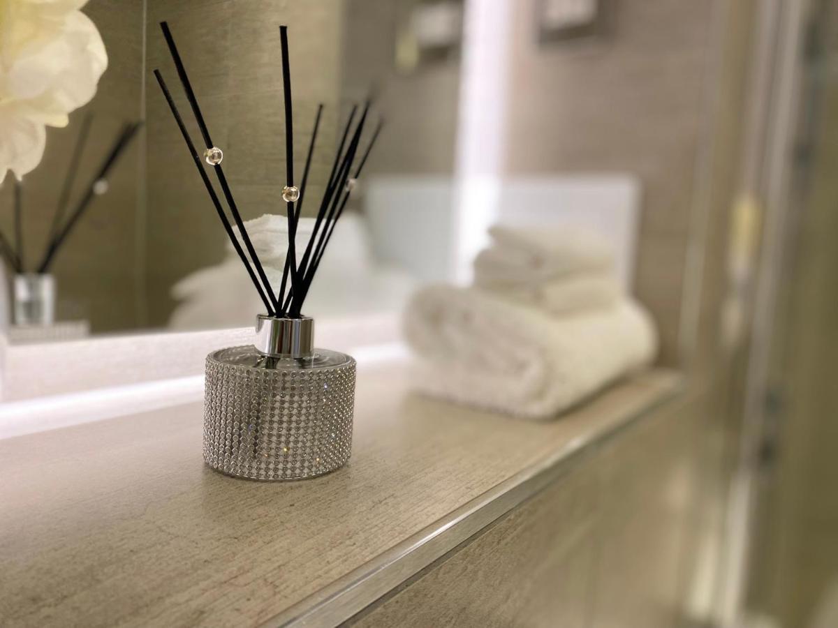 Newpointe Stunning 1-Bedroom Serviced Apartment ミルトン・ケインズ エクステリア 写真