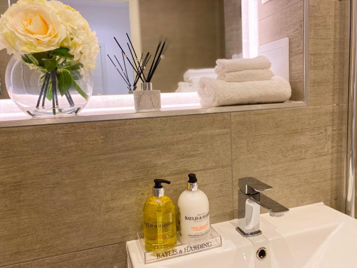 Newpointe Stunning 1-Bedroom Serviced Apartment ミルトン・ケインズ エクステリア 写真