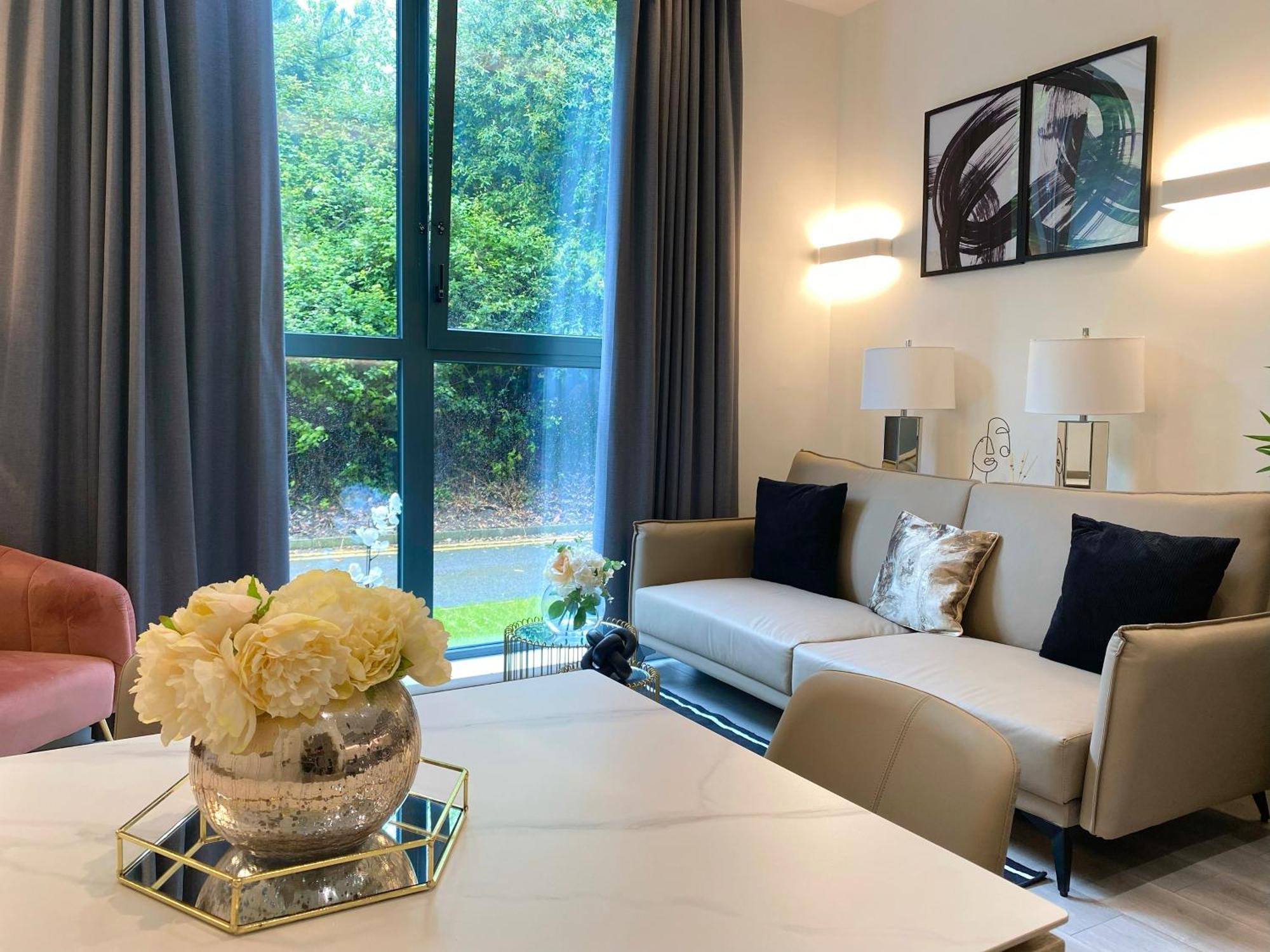 Newpointe Stunning 1-Bedroom Serviced Apartment ミルトン・ケインズ エクステリア 写真